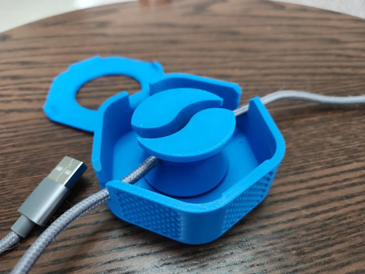 Cable winders in three sizes