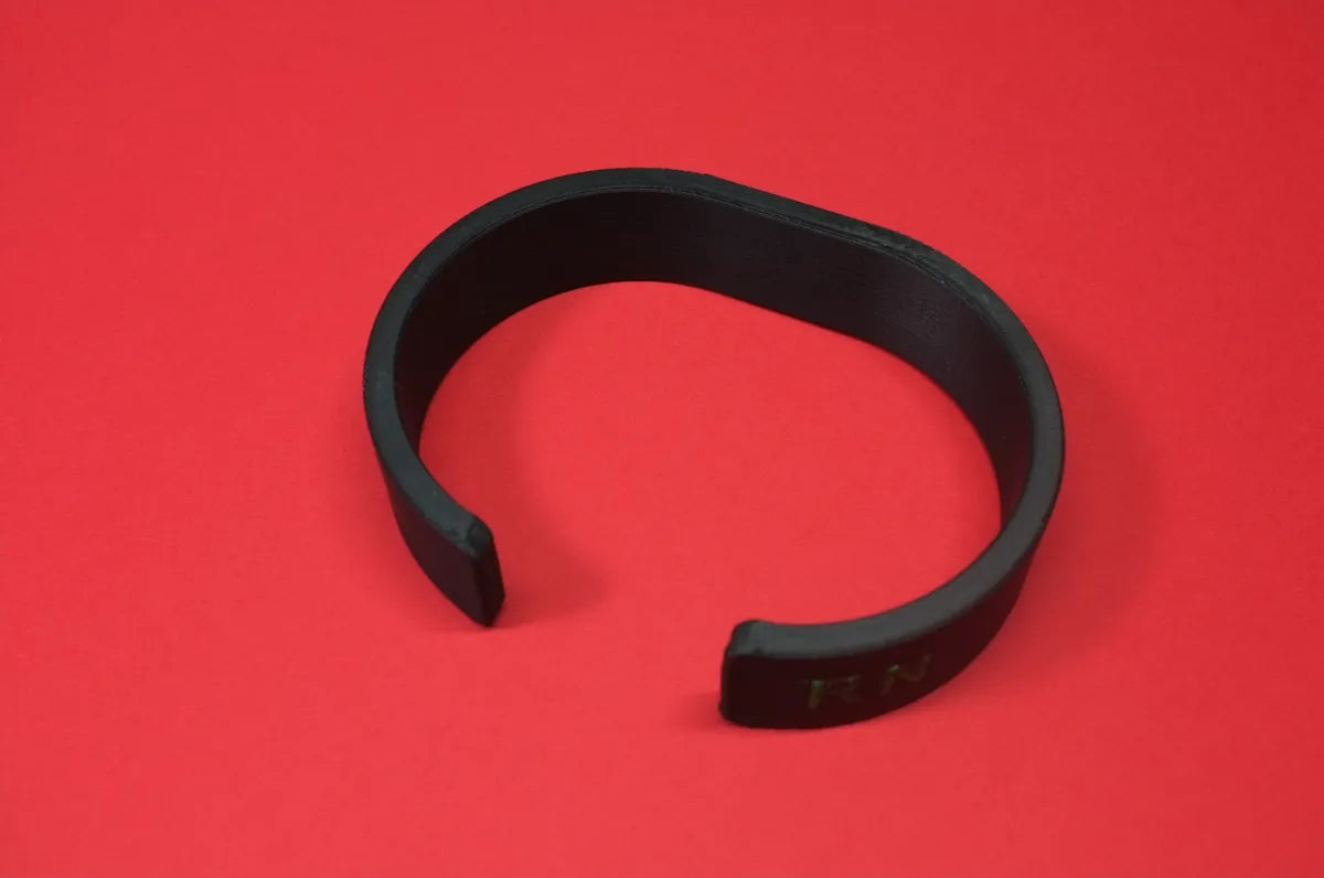 Minimal open bracelet