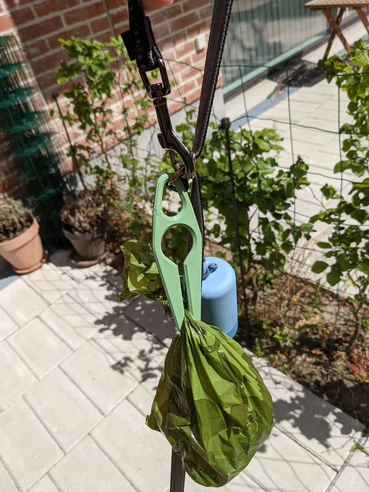 Leash poop bag holder