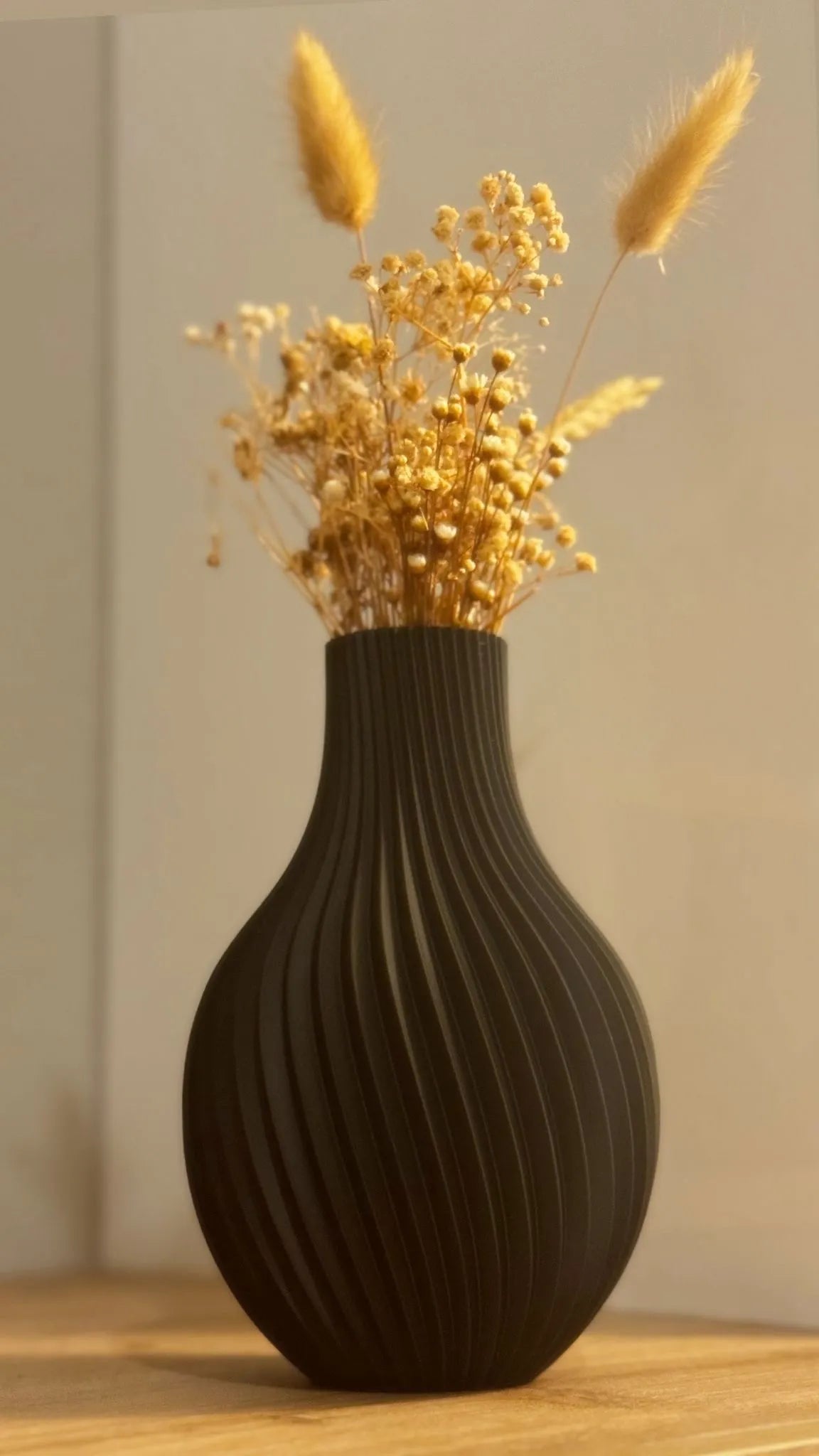 Wave vase with dried flowers